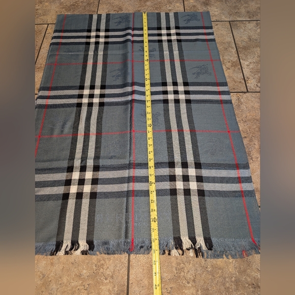 Burberry Nova Check Large Shawl/Scarf - Picture 2 of 8